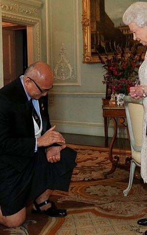 Britain's Queen Elizabeth II (R) reacts as she greets Fiji's President, George Konrote (L), during an audience at Buckingham Palace, in central London on October 13, 2016. (AFP PHOTO / POOL / Jonathan Brady)