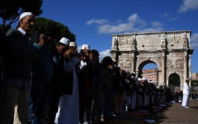 Muslim men pray near Rome's ancient Colosseum to protest against the closure of unofficial mosques, October 21, 2016 (AFP Photo/Gabriel Bouys) Muslim men pray near Rome's ancient Colosseum to protest against the closure of unofficial mosques, October 21, 2016 (AFP Photo/Gabriel Bouys)
