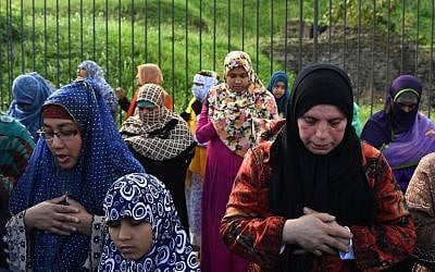 Muslim women pray near Rome's ancient Colosseum to protest against the closure of unofficial mosques, October 21, 2016 (AFP Photo/Gabriel Bouys)