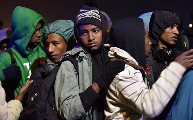 Migrants line up for transportation by bus to reception centers across France, from the "Jungle" migrant camp in Calais, northern France, on October 24, 2016. (AFP PHOTO / PHILIPPE HUGUEN)