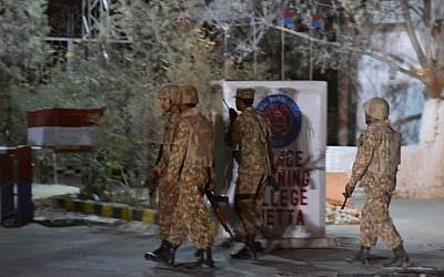 Pakistani army soldiers arrive at the Balochistan Police Training College in Quetta on October 24, 2016, after militants attacked the police academy.(AFP PHOTO / BANARAS KHAN)