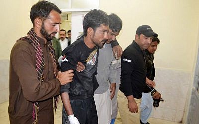 Police help an injured colleague into the hospital after militants attacked the Balochistan Police College in Quetta on October 25, 2016. (AFP/ BANARAS KHAN)
