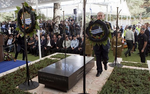 Prime Minister Benjamin Netanyahu places a wreath during a memorial ceremony in Jerusalem on October 28, 2016, marking 30 days since the death of former president Shimon Peres. (AFP PHOTO/POOL/Dan Balilty)