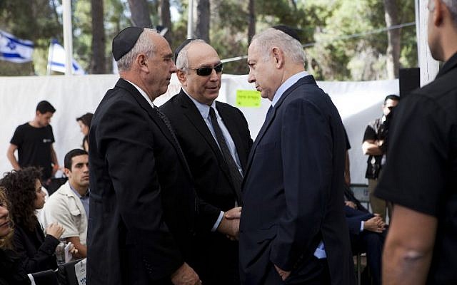 Prime Minister Benjamin Netanyahu (R) greets Chemi Peres (C) and Yoni Peres (L), the sons of former president Shimon Peres, during a memorial ceremony marking 30 days since his death, in Jerusalem on October 28, 2016. (AFP PHOTO/POOL/Dan Balilty)