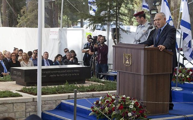 Prime Minister Benjamin Netanyahu speaks during a ceremony at Mount Herzl cemetery in Jerusalem on October 28, 2016 to unveil the tombstone of late president Shimon Peres, marking 30 days since his death. (AFP PHOTO/POOL/Dan Balilty)