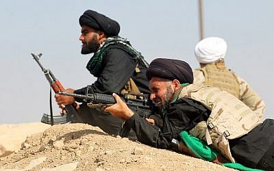 A Shiite fighter takes aim during an advance towards the village of Salmani, south of Mosul, on October 30, 2016 during the ongoing battle against Islamic State jihadists to liberate the city of Mosul.  (AFP PHOTO / AHMAD AL-RUBAYE)
