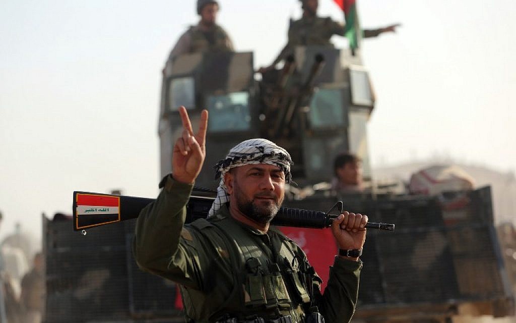 Shiite fighters from the Hashed al-Shaabi (Popular Mobilization) advance towards the Iraqi village of Salmani, south of Mosul, on October 30, 2016 during the ongoing battle to liberate the city from Islamic State jihadists. (AFP PHOTO/AHMAD AL-RUBAYE