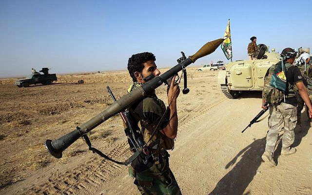 Shiite fighters from the Hashed al-Shaabi (Popular Mobilization) advance towards the village of Salmani, south of Mosul, on October 30, 2016 during the ongoing battle against Islamic State group jihadists to liberate the city of Mosul. (AFP PHOTO/AHMAD AL-RUBAYE)