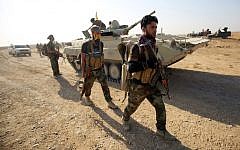 Shiite fighters advance toward the village of Salmani, south of Mosul, on October 30, 2016, during the ongoing battle against Islamic State group jihadists to liberate the city of Mosul. (AFP/AHMAD AL-RUBAYE)