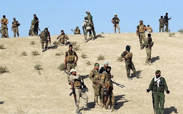 Shiite fighters advance toward the village of Salmani, south of Mosul, on October 30, 2016 during the ongoing battle against Islamic State group jihadists to liberate the city of Mosul. (AFP/AHMAD AL-RUBAYE)