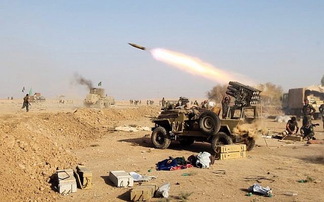 Shiite fighters advance toward the village of Salmani, south of Mosul, on October 30, 2016, during the ongoing battle against Islamic State group jihadists to liberate the city of Mosul. (AFP/AHMAD AL-RUBAYE)