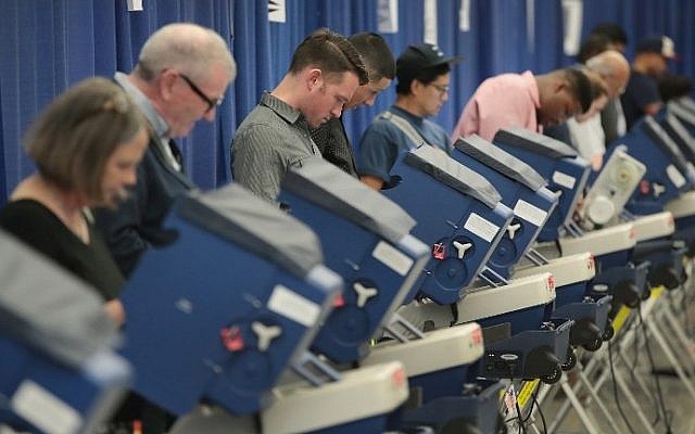 Chicago residents cast ballots for the November 8 election at an early voting site on October 18, 2016 in Chicago, Illinois. (Scott Olson/Getty Images/AFP) Chicago residents cast ballots for the November 8 election at an early voting site on October 18, 2016 in Chicago, Illinois. (Scott Olson/Getty Images/AFP)