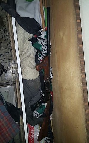 An illegal submachine gun confiscated by IDF soldiers in the Palestinian village of Azzun, in the northern West Bank, on October 10, 2016. (IDF Spokesperson's Unit) An illegal submachine gun confiscated by IDF soldiers in the Palestinian village of Azzun, in the northern West Bank, on October 10, 2016. (IDF Spokesperson's Unit)