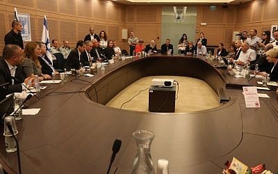 A meeting of the Foreign Affairs and Defense Committee at the Knesset, on October 31, 2016. (Yitzchak Harari/Knesset spokesperson)