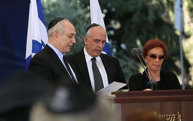 The children of Shimon Peres attend the unveiling of his tombstone at Mount Herzl cemetery in Jerusalem on October 28, 2016 (Photo: Elad Malka)