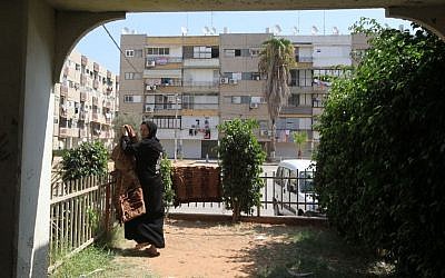 A woman hanging laundry in Lod, September 22, 2011. (Yossi Zamir/Flash90)
