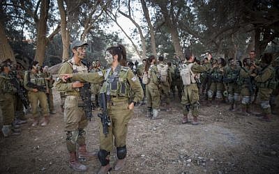 File: Soldiers of the Caracal Battalion prepare for a hike as part of their training on September 3, 2014. (Hadas Parush/Flash90)