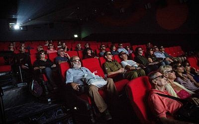Watching a 4D movie at Jerusalem's YES Planet theater; 3D and 4D films are NIS 14 while regular movies are NIS 10 on Movie Time day, October 27, 2016 (Courtesy Hadash Parush/Flash 90)