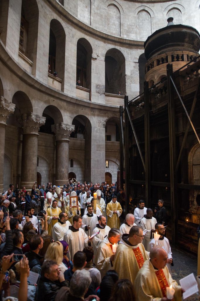 Catholic worshippers take part at a Easter Sunday mass procession in the Church of the Holy Sepulchre, in Jerusalem's Old City on March 27, 2016. (Corinna Kern/Flash90) Catholic worshippers take part at a Easter Sunday mass procession in the Church of the Holy Sepulchre, in Jerusalem's Old City on March 27, 2016. (Corinna Kern/Flash90)