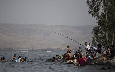 Israelis enjoy the beaches of the Sea of Galilee in Northern Israel, during the Jewish holiday of Passover, on April 26, 2016. (Hadas Parush/Flash90)
