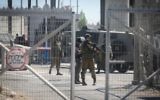 Israeli security forces guard at the Qalandiya Checkpoint near Ramallah on July 26, 2016. (Flash90)