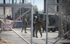 Israeli security forces guard at the Qalandiya Checkpoint near Ramallah on July 26, 2016. (Flash90)