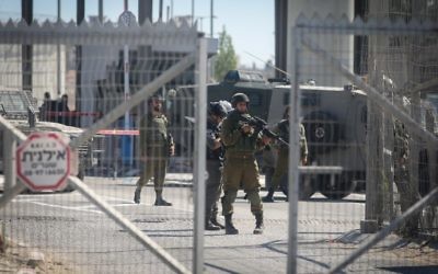 Illustrative. Israeli security forces guard at the Qalandiya Checkpoint near Ramallah, on July 26, 2016. (Flash90)