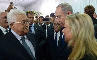 Israeli prime minister Benjamin Netanyahu and his wife Sara meet with Palestinian Authority president Mahmoud Abbas during the state funeral of late Israeli president Shimon Peres, held at Mount Herzl in Jerusalem on September 30, 2016. (Amos Ben Gershom/GPO)