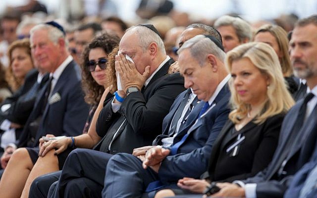 Chemi Shalev, center, weeps at the funeral of his father, former president Shimon Peres on Jerusalem's Mount Herzl, September 30, 2016. (Emil Salman/Pool/Flash90)