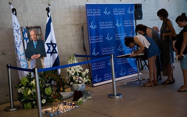 Israelis pay their respects to the late former president Shimon Peres at the Peres Center for Peace, in Jaffa, on October 2, 2016. (Miriam Alster/FLASH90) Israelis pay their respects to the late former president Shimon Peres at the Peres Center for Peace, in Jaffa, on October 2, 2016. (Miriam Alster/FLASH90)