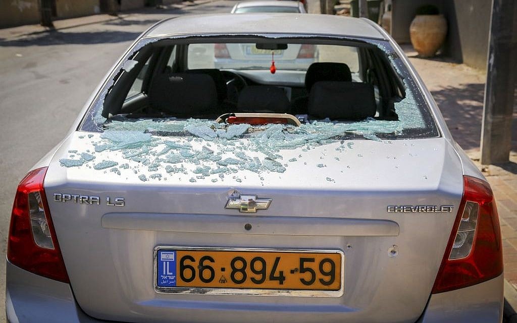 Damage to a car from a rocket fired from Gaza that hit the southern Israeli city of Sderot on October 05, 2016. (FLASH90)