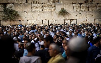 Jewish men praying at the Western Wall in the Old City of Jerusalem on October 6, 2016(Sebi Berens/Flash90)