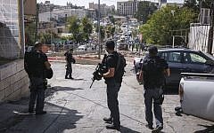 Israeli security at a scene of a terror attack at the East Jerusalem neighborhood of Sheikh Jarrah on October 9, 2016. (Shlomi Cohen/Flash90)