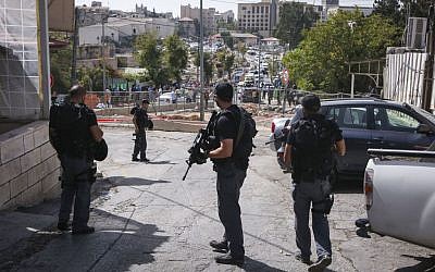 Israeli security at a scene of a terror attack at the East Jerusalem neighborhood of Sheikh Jarrah on October 9, 2016. (Shlomi Cohen/Flash90)