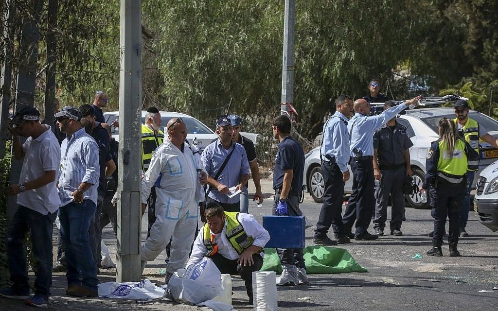 Israeli security at a scene of a terror attack in the East Jerusalem neighborhood of Sheikh Jarrah on October 9, 2016. (Shlomi Cohen/Flash90)