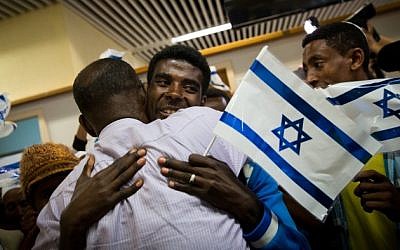 Ethiopian families are reunited on October 9, 2016 as the first group of Ethiopian immigrants arrives at Ben Gurion airport since the government announced the "end" of Ethiopian aliyah in August 2013. (Miriam Alster/Flash90)