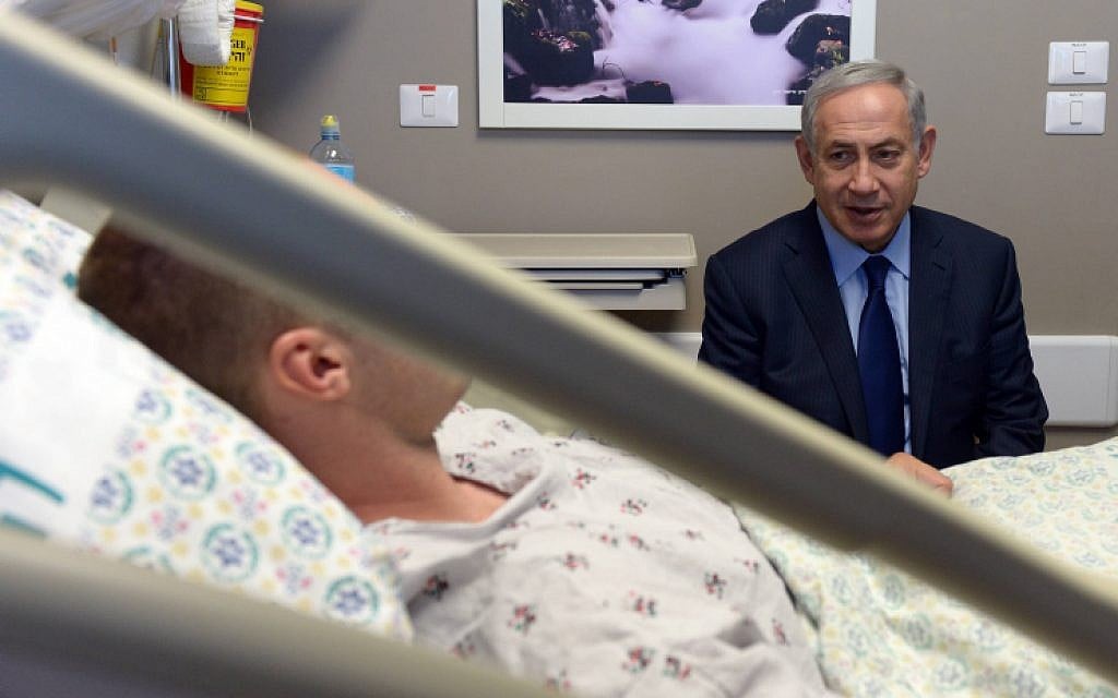 Prime Minister Benjamin Netanyahu arrives to visit the Israelis wounded in Sunday's terror attack. October 10, 2016. (Haim Zach/GPO)