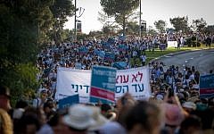 Hundreds of women from the 'Women Wage Peace' movement take part in a march in support of peace in Jerusalem on October 19, 2016. (Hadas Parush/Flash90)