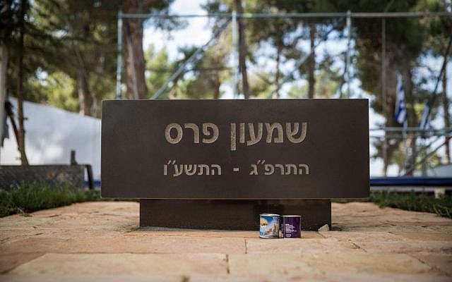 Memorial candles stand next to the new tombstone of Shimon Peres at Mount Herzl cemetery in Jerusalem, on October 27, 2016, a day before the unveiling ceremony marking a month since his passing. (Hadas Parush/Flash90)