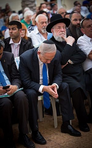 Prime Minister Benjamin Netanyahu attends the unveiling of a new monument to the victims of the 1948 Altalena incident, at Nahalat Yitzhak cemetery in Tel Aviv, October 27, 2016. (Miriam Alster/Flash90)
