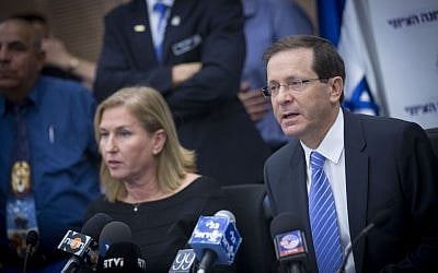 Zionist Union leader Isaac Herzog leads a faction meeting in the Knesset on Monday, October 31, 2016 (Miriam Alster/FLASH90)