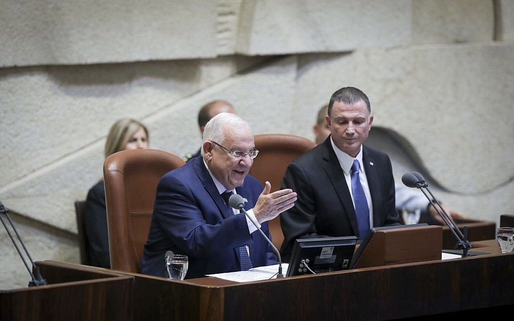 Knesset Speaker Yuli Edelstein looks on as President Reuven Rivlin speaks at the start of parliament's winter session, October 31, 2016 (Yonatan Sindel/FLASH90)