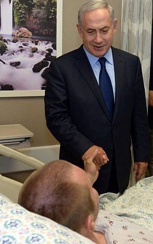 Prime Minister Benjamin Netanyahu meets with police officers injured in a Jerusalem shooting attack at Hadassah Ein Kerem Hospital on October 10, 2016 (Haim Zach/GPO)