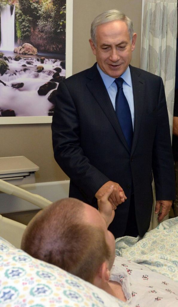Prime Minister Benjamin Netanyahu meets with police officers injured in a Jerusalem shooting attack at Hadassah Ein Kerem Hospital on October 10, 2016 (Haim Zach/GPO)
