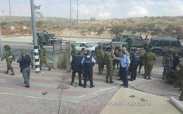 Israeli security forces at the scene of an alleged attempted stabbing incident at the Tapuah Junction in the West Bank, on Wednesday, October 19, 2016 (Israel Police) Israeli security forces at the scene of an alleged attempted stabbing incident at the Tapuah Junction in the West Bank, on Wednesday, October 19, 2016 (Israel Police)