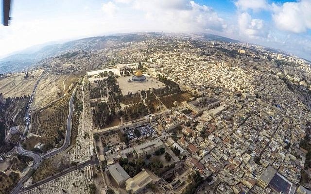 Photos of the Sukkot holiday priestly blessing at the Western Wall, taken from a police helicopter on October 19, 2016 (Police spokesperson)