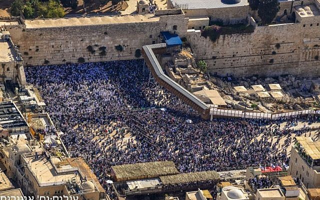Photos of the Succot holiday priestly blessing at the Western Wall, taken from a police helicopter on October 19, 2016 (Police spokesperson) Photos of the Succot holiday priestly blessing at the Western Wall, taken from a police helicopter on October 19, 2016 (Police spokesperson)