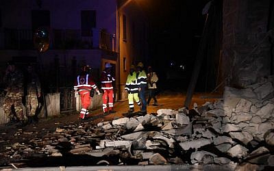 Rescuers stand by rubble following an earthquake in the village of Visso, central Italy, October 26, 2016 . (Matteo Crocchioni/ANSA via AP) 