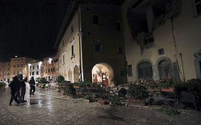 Rescuers and residents wander around after a 5.9 earthquake destroyed part of their neighborhood in the small town of Visso, central Italy, October 27, 2016. (AP/Alessandra Tarantino) 