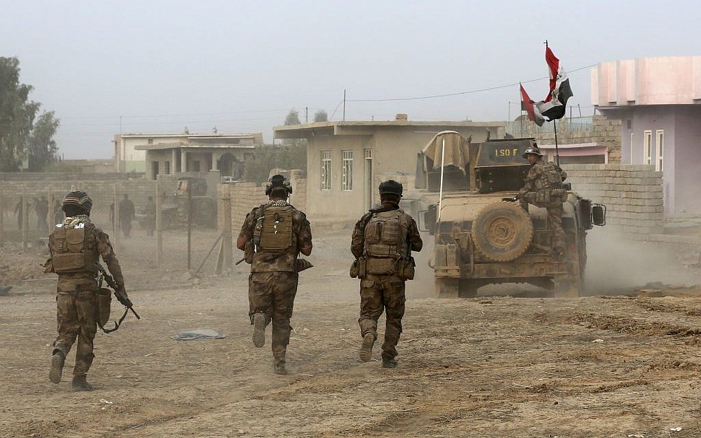 Iraq's elite counterterrorism forces advance toward Islamic State positions in the village of Tob Zawa, about 9 kilometers (5½ miles) from Mosul, Iraq, Tuesday, October 25, 2016. (AP/Khalid Mohammed)